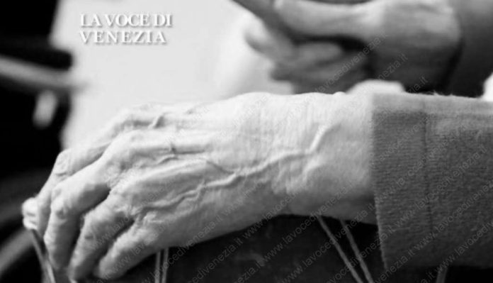 Le mani di una persona anziana, una persona che ha bisogno di cure e assistenza [foto di repertorio]