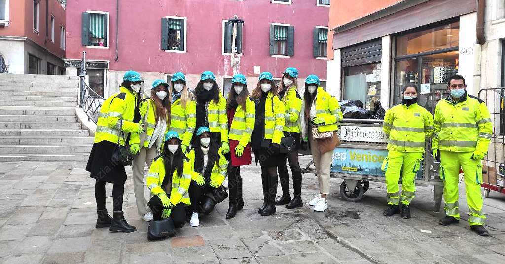 Le ragazze di Miss Italia alla scoperta della raccolta dei rifiuti a Venezia
