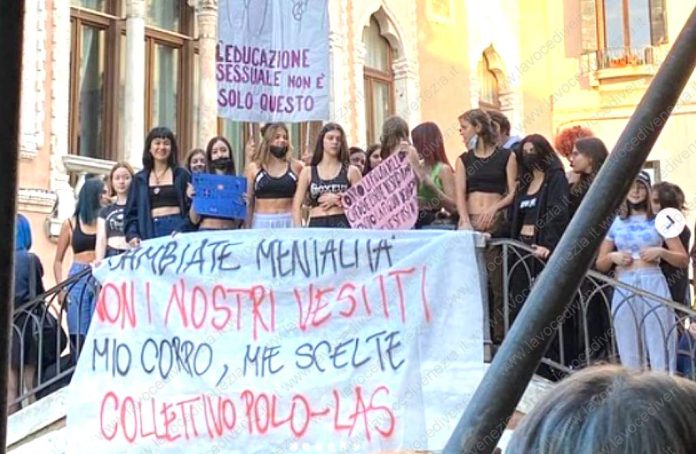 Le ragazze protestano a Venezia contro il divieto di indossare il top durante l'ora di ginnastica