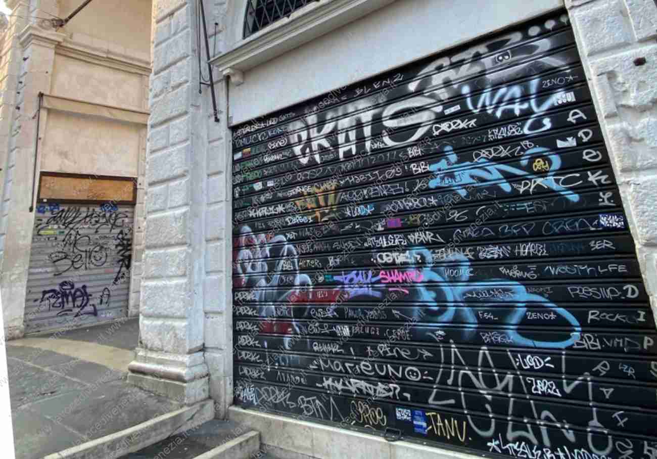 Le serrande dei negozi sul Ponte di Rialto