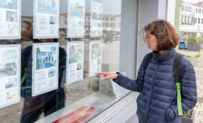 Le vetrine di un'agenzia immobiliare (archivio)_11zon Compravendita case: luoghi, tipologie, metrature e prezzi di vendita e affitto delle case che le persone hanno cercato di più nel 2025
