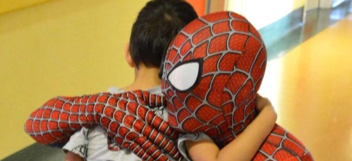 L'eroe in costume 'Spiderman' incontra un piccolo paziente