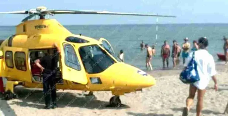 Jesolo, malore mentre fa il bagno: morto turista