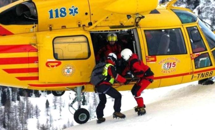 L'intervento dell'elicottero sulla neve per l'incidente sulli sci