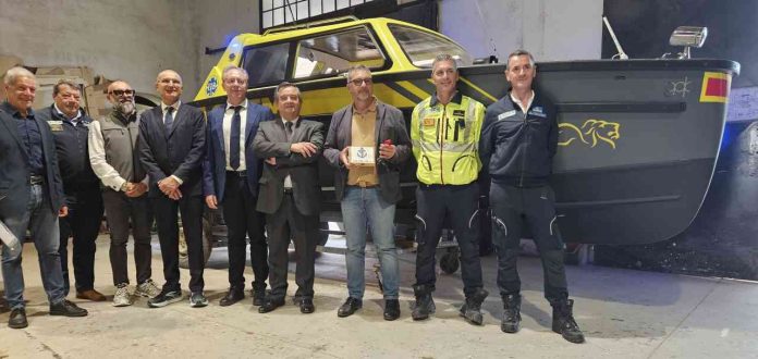 Lo staff del Suem di Venezia alla presentazione di oggi. Al centro (a braccia incrociate) il direttore generale dell'Ulss Edgardo Contato Lo staff del Suem di Venezia alla presentazione di oggi. Al centro (a braccia incrociate) il direttore generale dell'Ulss Edgardo Contato