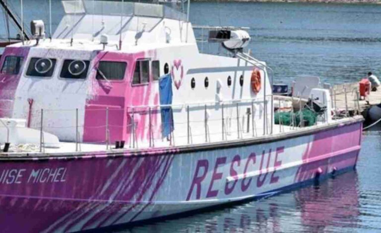 Louise Michel, la nave Ong finanziata dall'artista Bansky