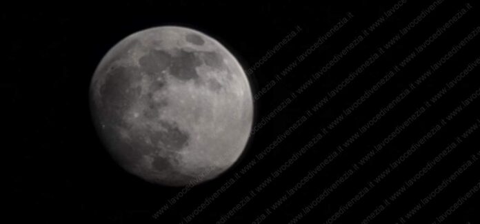 La luna quasi piena visibile stanotte, 3 aprile 2023, da Venezia
