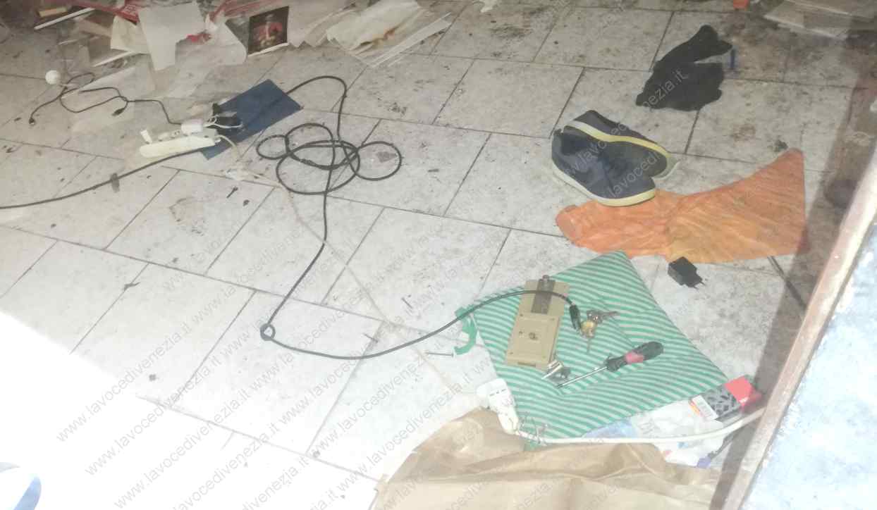 Magazzino occupato da persona senza fissa dimora a Venezia
