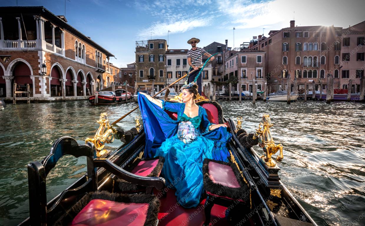 Manuela Traini artista performer esibisce la pancia da dolce attesa vestendola da Venezia simbolo di nascita e fertilità