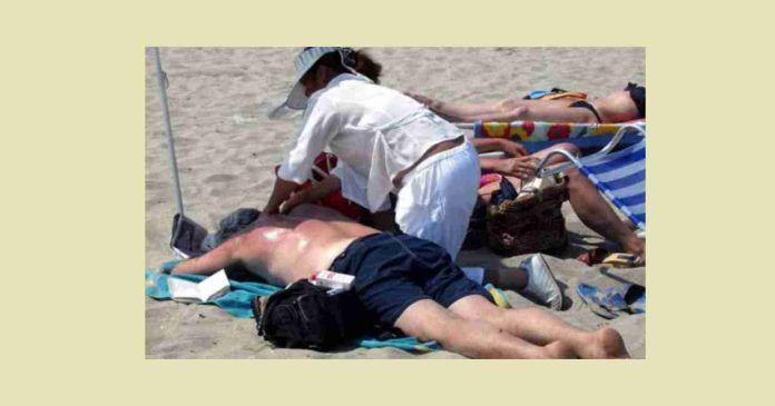 Massaggiatrice in spiaggia (foto da archivio)