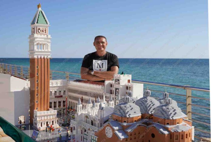 Maurizio Lampis e la sua riproduzione di Piazza San marco fatta con i mattoncini Lego identica a quella originale di Venezia