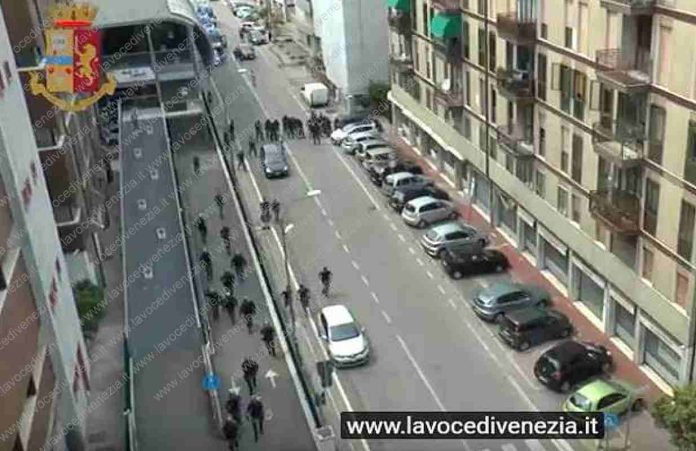Maxi operazione della polizia a Mestre ripresa dall'elicottero, via Piave