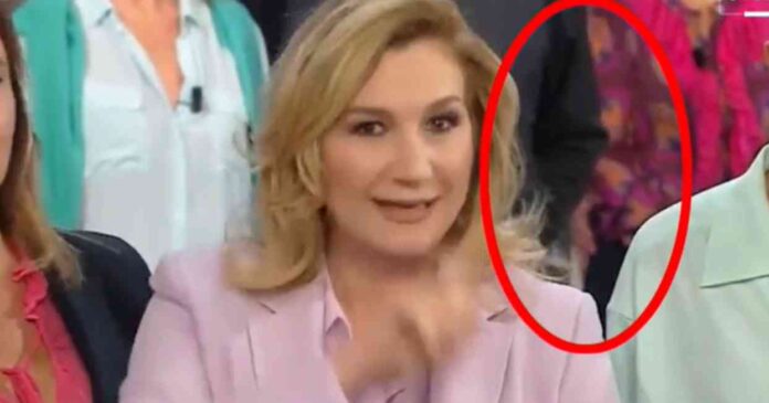 Memo Remigi 'allunga' la mano sul sedere di Jessica Morlacchi in diretta tv