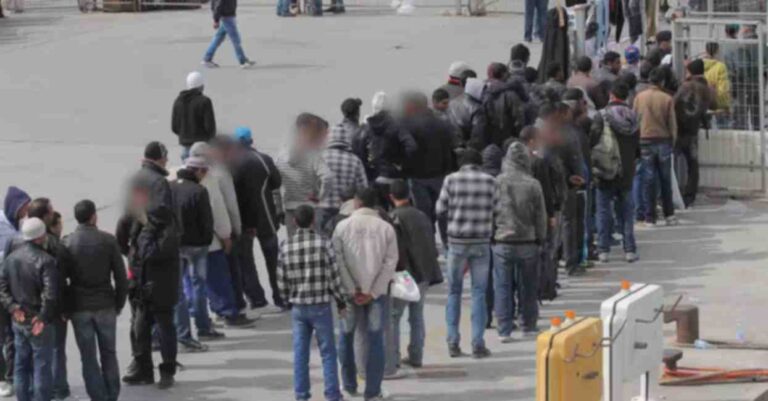 Migranti appena sbarcati. Nel solo 2020 gli arrivi via mare sono stat 34.154. Gli sbarchi sono poi diventati quasi il doppio nel 2021,
