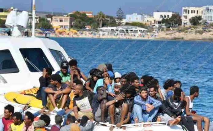Migranti salvati e portati a riva (archivio)
