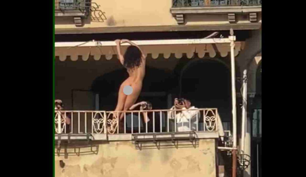 Modella nuda a Venezia in una delle sessioni fotografiche