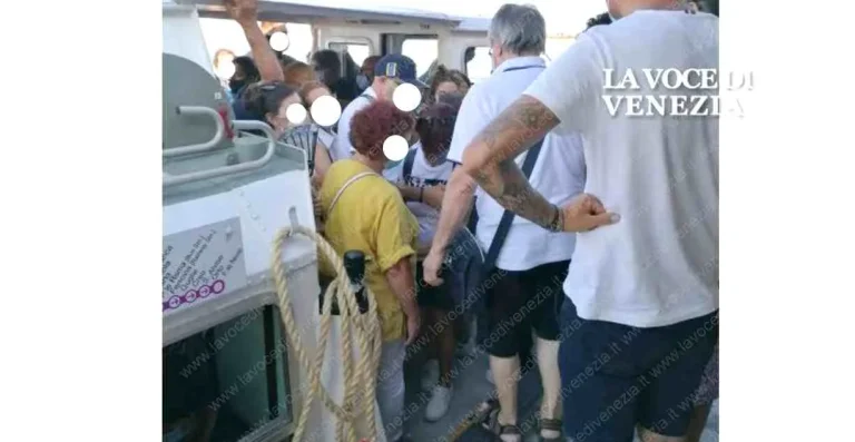 A Venezia oggi primo giorno senza la "Linea 18", l'importante collegamento che serviva ai residenti di Murano per raggiungere la spiaggia