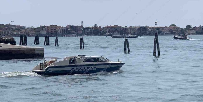 Motoscafo polizia a Venezia di giorno