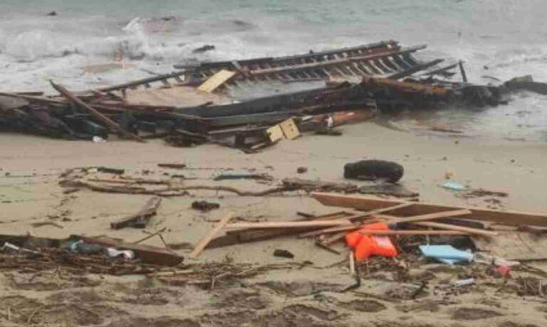 Naufragio dei migranti, i relitti spiaggiati