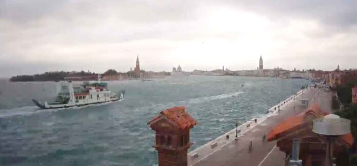 Oggi a Venezia, niente acqua alta grazie al Mose, ma condizioni meteo perturbate