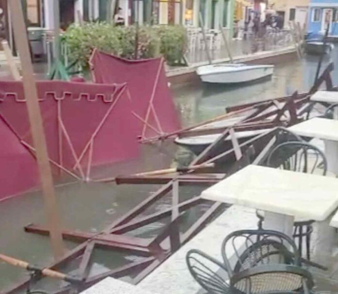 Ombrelloni sedie e tavolini in acqua per la tempesta di oggi a Venezia
