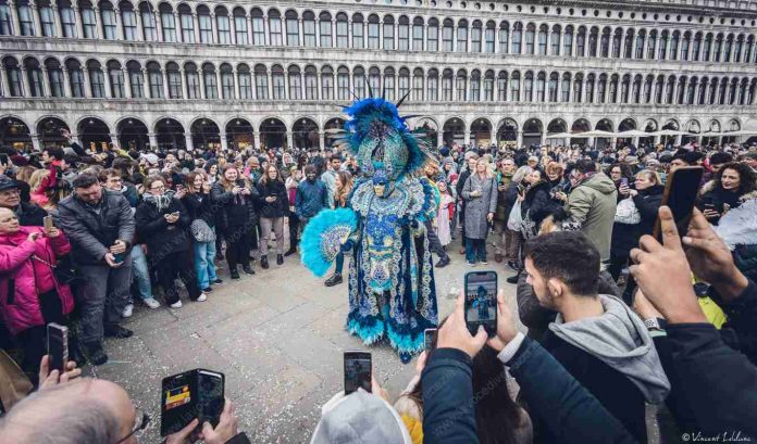 Paolo Favalesi con il suo splendido costume al carnevale di Venezia. Foto di Vincent Leblanc