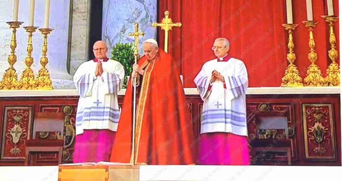 Papa Francesco durante i funerali di Benedetto XVI