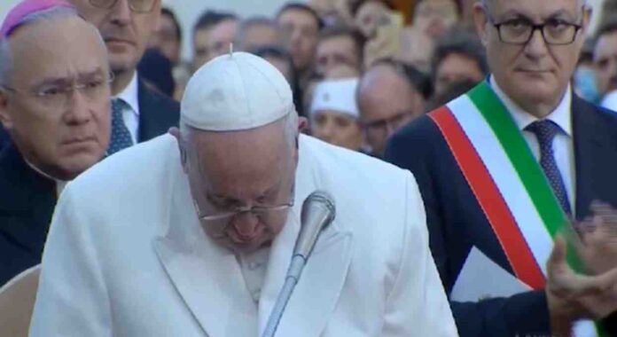Papa Francesco si commuove pregando la Madonna