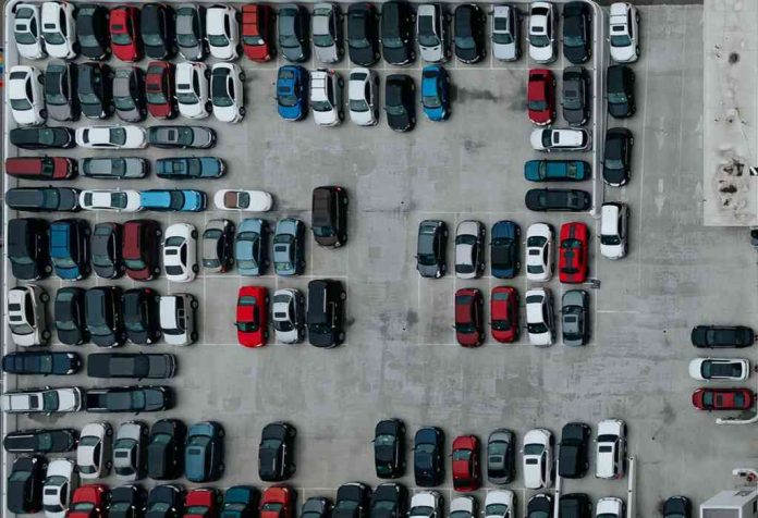 Parco auto, macchine parcheggiate