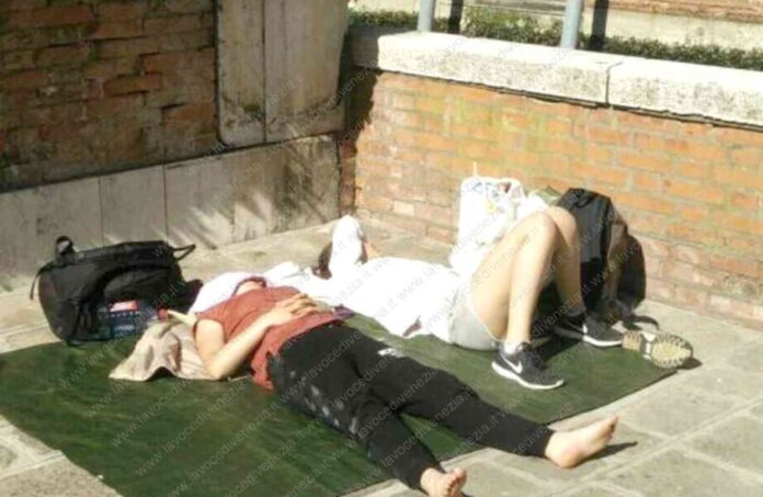 Pausa relax a Venezia di turiste stese al sole