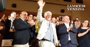 Pedro Almodovar in Sala Grande della Mostra del Cinema di Venezia nel 2019. Foto Michele Agostinis per La Voce di Venezia