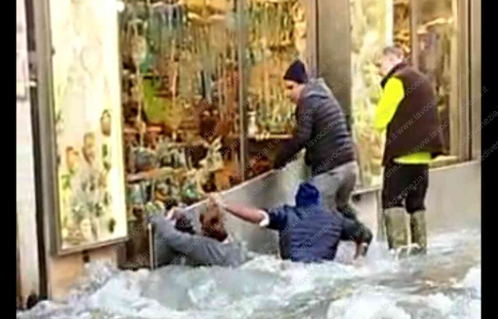 Persone precipitate nella voragine che si è aperta oggi a Venezia a causa dell'allagamento per la rottura di una conduttura