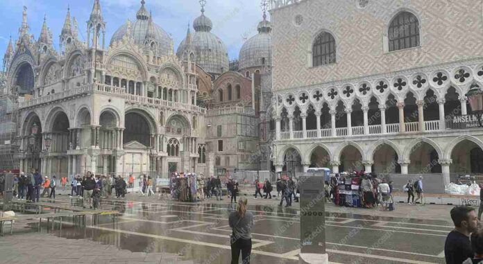 Piazza San Marco, a Venezia, con l'acqua alta in arrivo (data foto ottobre 2022)