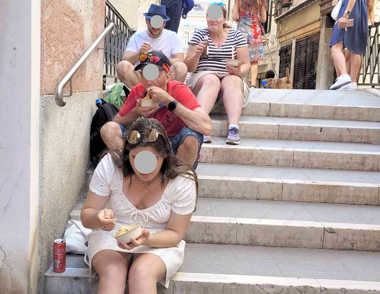 Picnic di turisti seduti per terra a Venezia