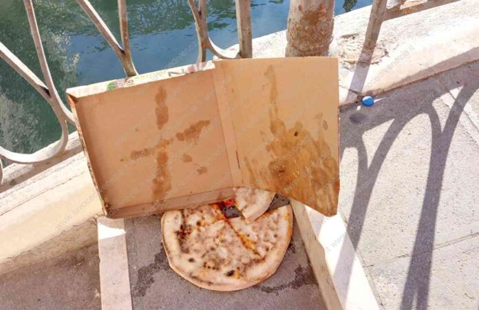 Pizza buttata via da turisti a Venezia