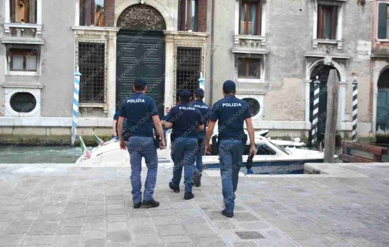 Venezia, raggiunge l’ex che sta con la sua migliore amica e dà in escandescenze