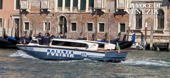 Polizia a Venezia, motoscafo in Canal Grande