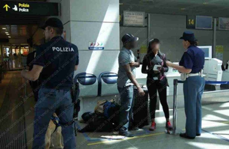 Due donne e un uomo sbarcano a Tessera con documenti falsi: arrestati