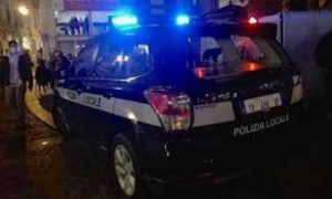 Incendia i verbali e aggredisce la polizia locale: denunciato straniero 34enne