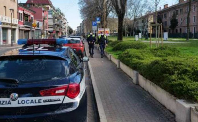 Polizia locale in via Piave a Mestre