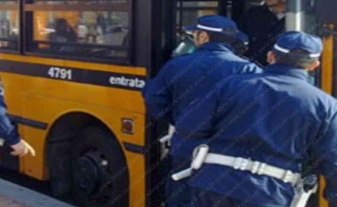 Polizia sale in autobus per un'emergenza a bordo