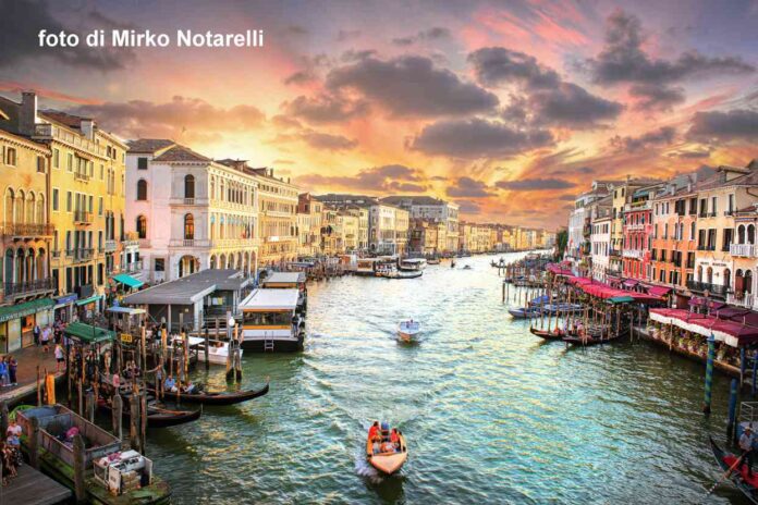 Veduta dal Ponte di Rialto, a Venezia - Foto di Mirko Notarelli