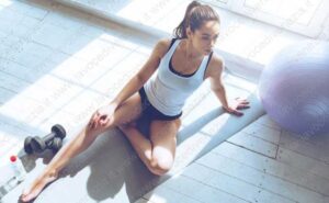 Ragazza durante una seduta di ginnastica. Questo articolo cerca di rispondere alla domanda cos'è il Pilates