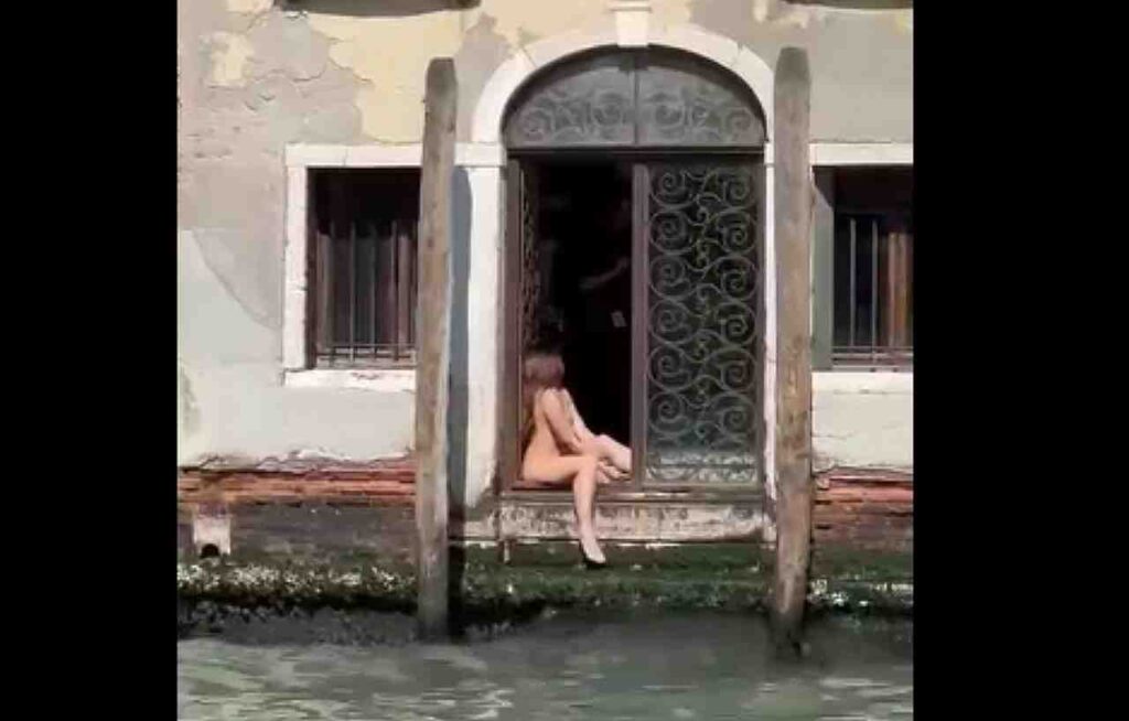 Ragazza fotografata nuda a Venezia 21-04-23