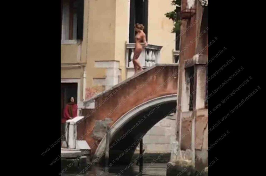 Ragazza nuda a Venezia cammina sulla spalletta del ponte 18-04-23