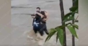 I tre ragazzi tentano di resistere alla forza della corrente del Natisone abbracciandosi