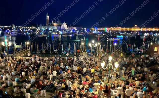 Redentore di Venezia, le persone in attesa in riva