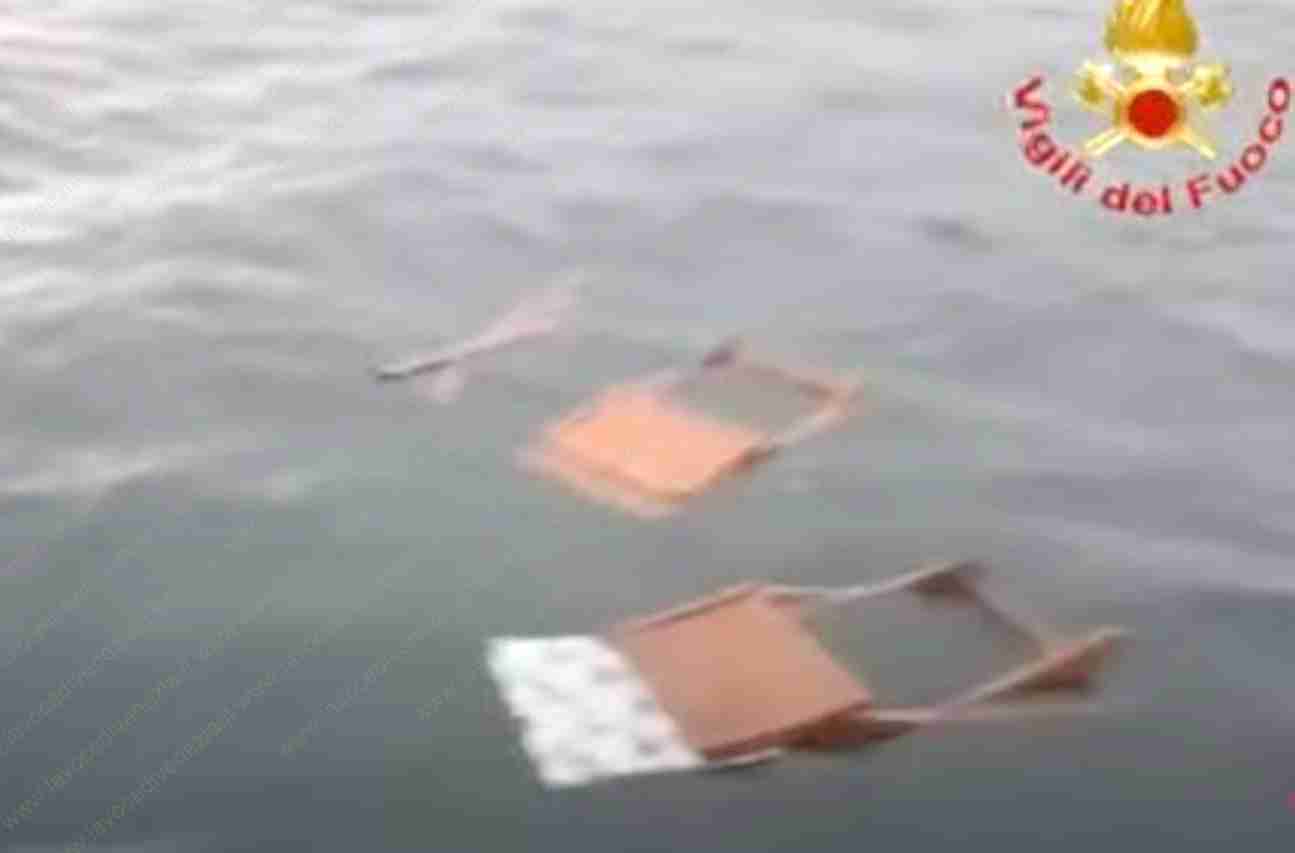Relitti in acqua dopo il naufragio