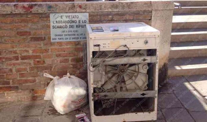 Rifiuti abbasndonati a Venezia, una lavatrice in fondamenta