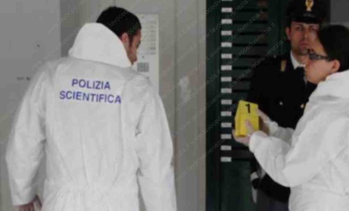 addetto alle pulizie dei vaporetti cade in acqua di notte a Venezia